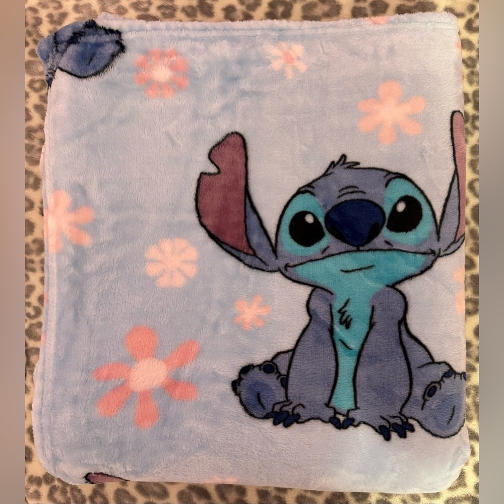 NWOT Stitch Daisy Blanket